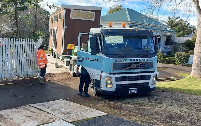 boat haulage moving large tiny home from property